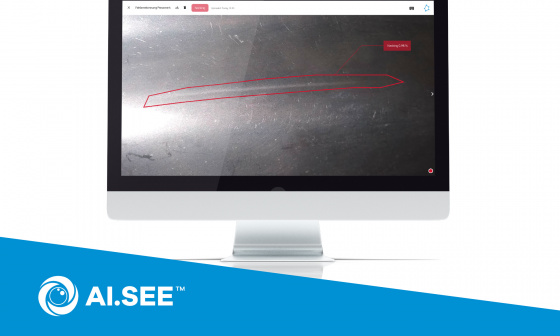 Auf einem Bildschirm wird ein System gezeigt, das Oberflächenfehler im Presswerk erkennt.