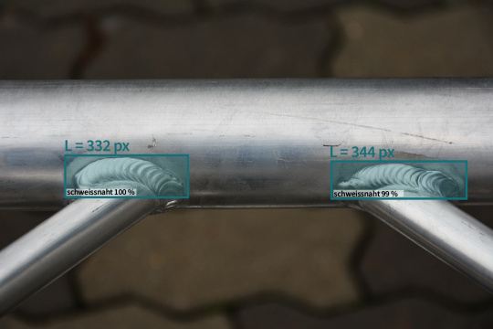 Hochleistungsstarke Kameras scannen und vermessen die Schweißnaht Pixel für Pixel.